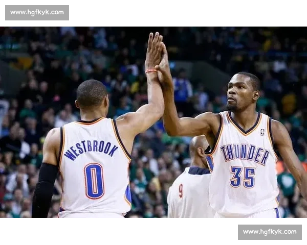 布朗调侃杜兰特雕像:上下半身分属雷霆勇士 布朗调侃杜兰特雕像:上下半身分属雷霆勇士